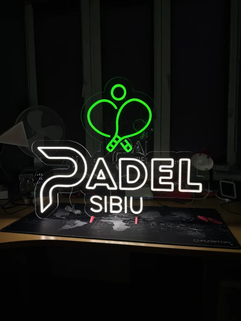 Semn neon LED verde și alb pentru clubul Padel Sibiu, cu palete încrucișate