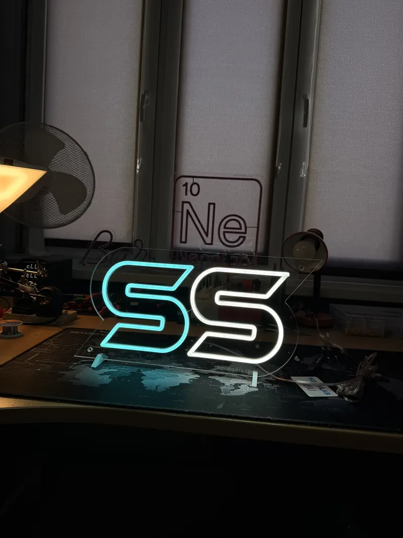 Semn neon LED cu literele SS, în turcoaz și alb