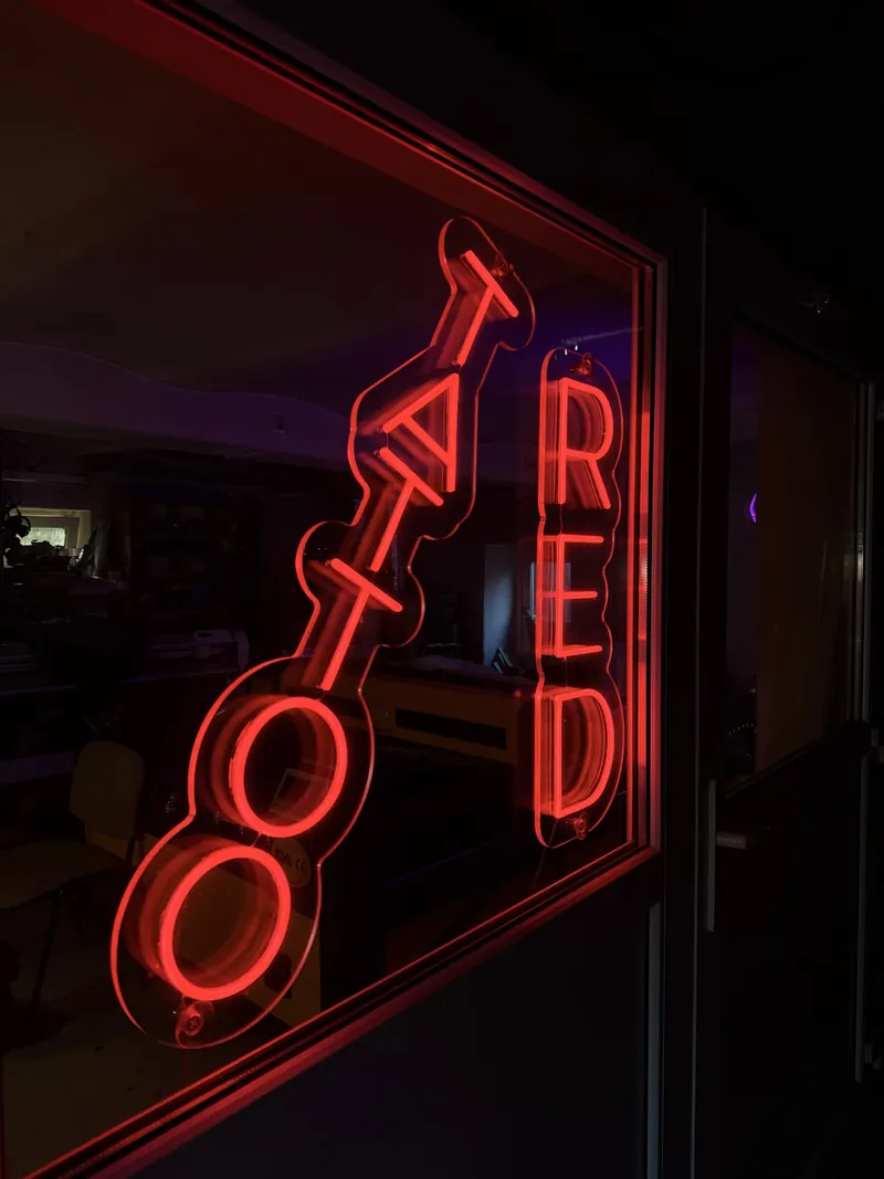 Semn neon LED roșu Tattoo Red, montat în vitrina salonului